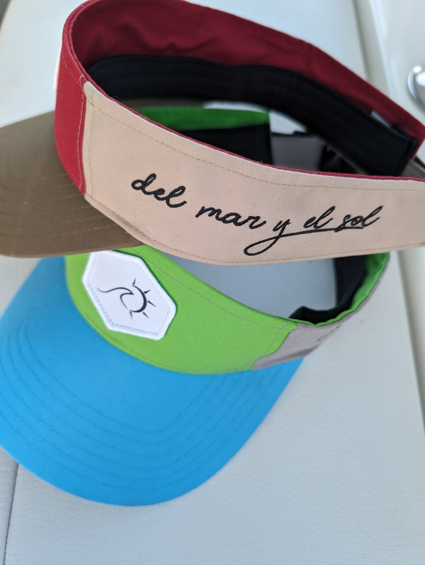 Angled view highlighting the visor’s embroidered brand name and color details.