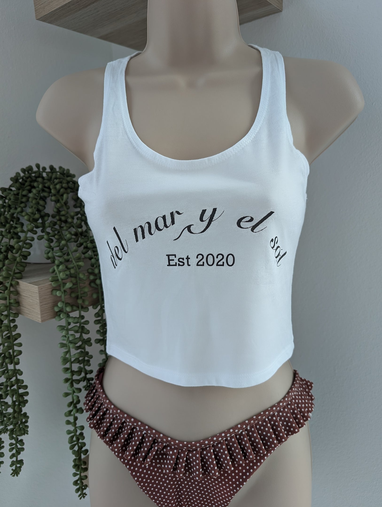 Minimal coastal crop top outfit Del Mar y el Sol boutique styling