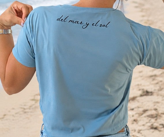 Coastal-inspired women's cropped t-shirt with playful beach graphic.