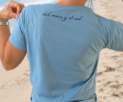 Coastal-inspired women's cropped t-shirt with playful beach graphic.