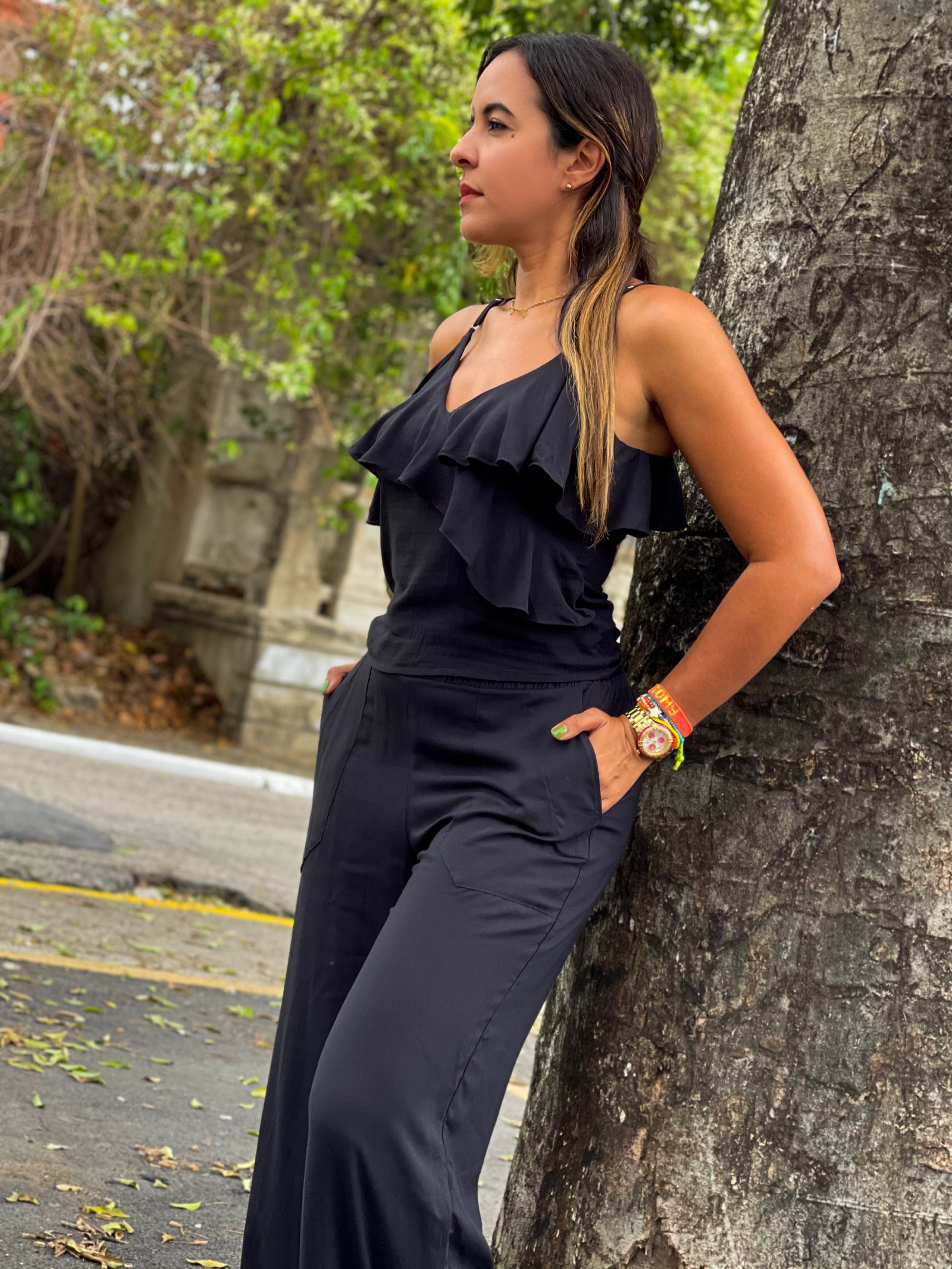 Woman wearing a black pants ideal for casual outfits or summer look